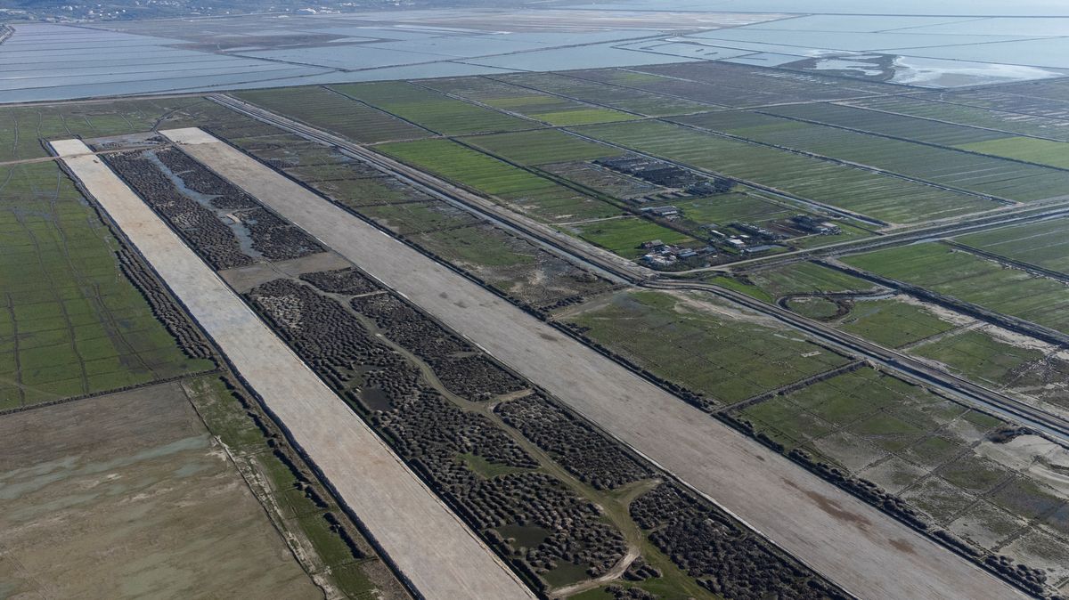 Ekologové žalují Albánii kvůli výstavbě letiště v říční deltě